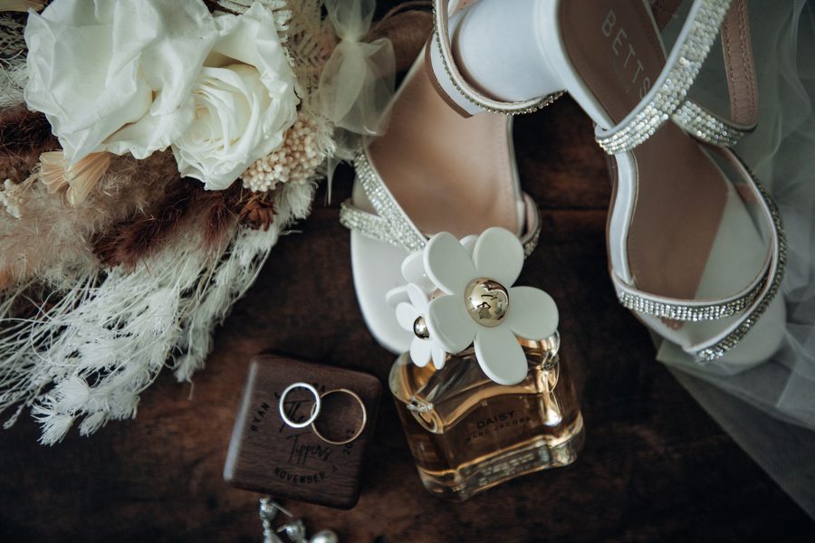 A brides beautiful wedding details